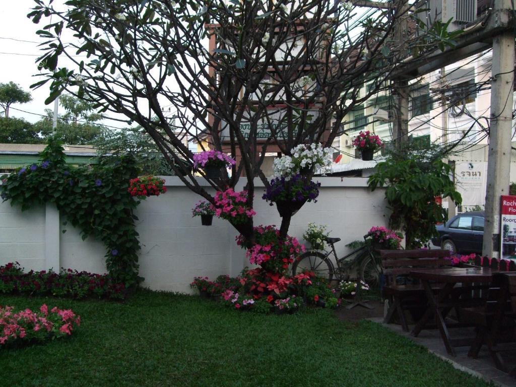 Rachamankha Flora House Hotel Chiang Mai Bagian luar foto