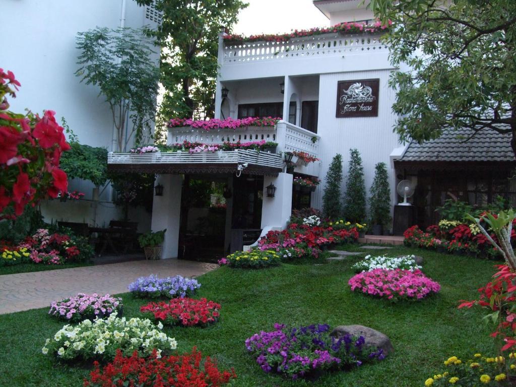 Rachamankha Flora House Hotel Chiang Mai Bagian luar foto