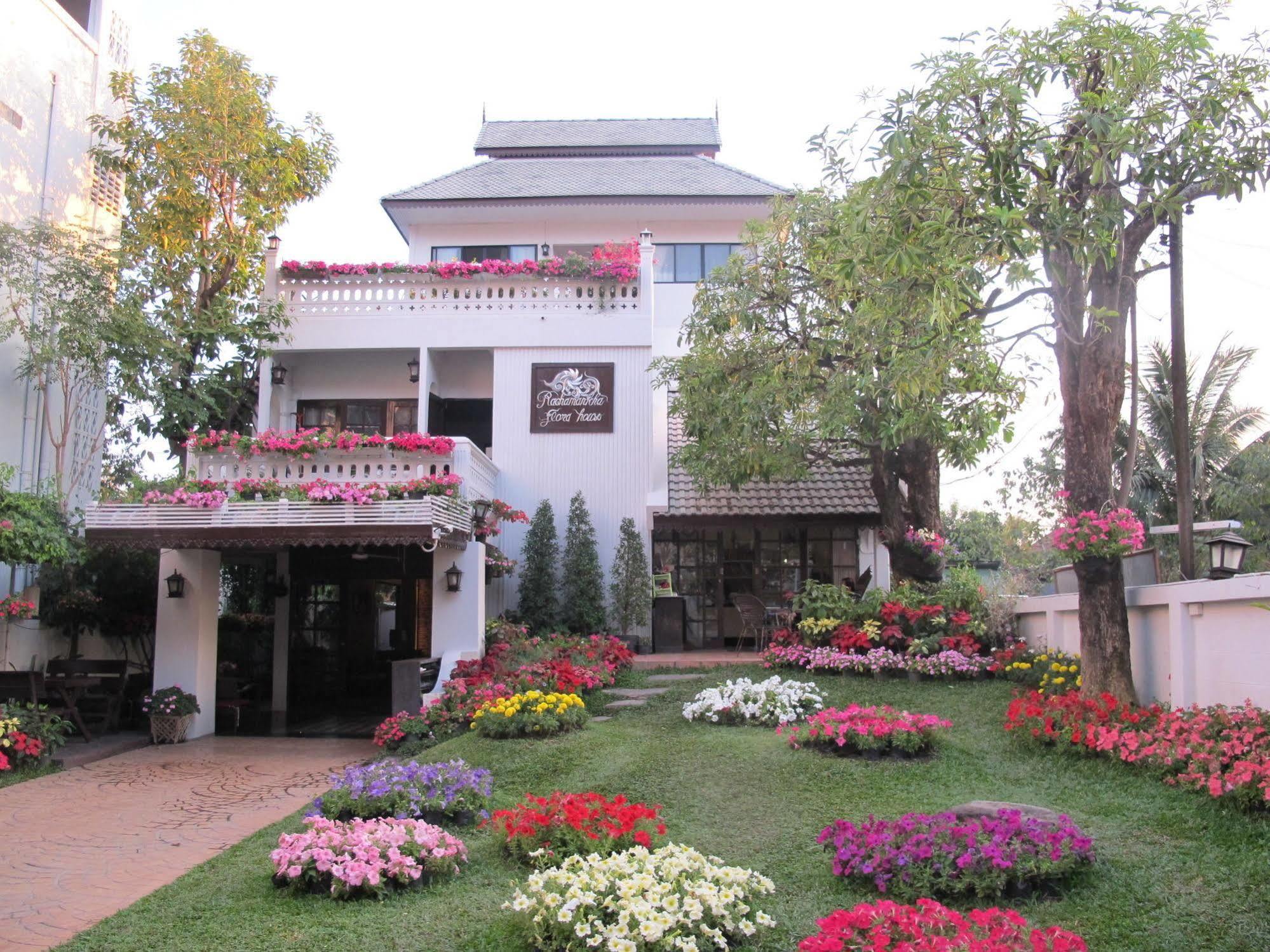 Rachamankha Flora House Hotel Chiang Mai Bagian luar foto